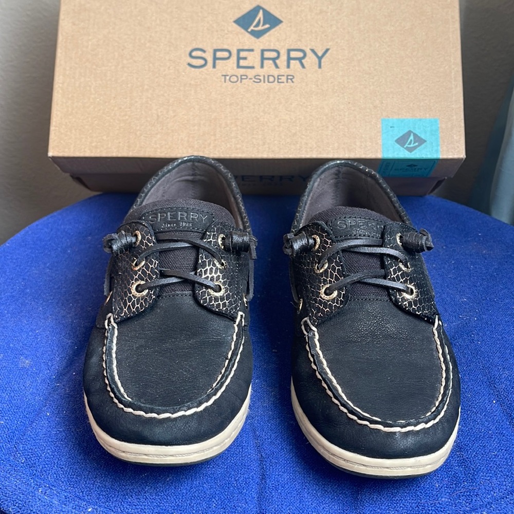 Gently used Sperry Songfish women’s Top Sider boat shoes size 9. Black and gold